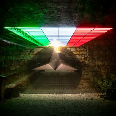 Porta d'ingresso al Bunker Soratte con bandiera Italiana