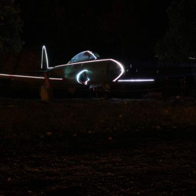 Aereo illuminato laser