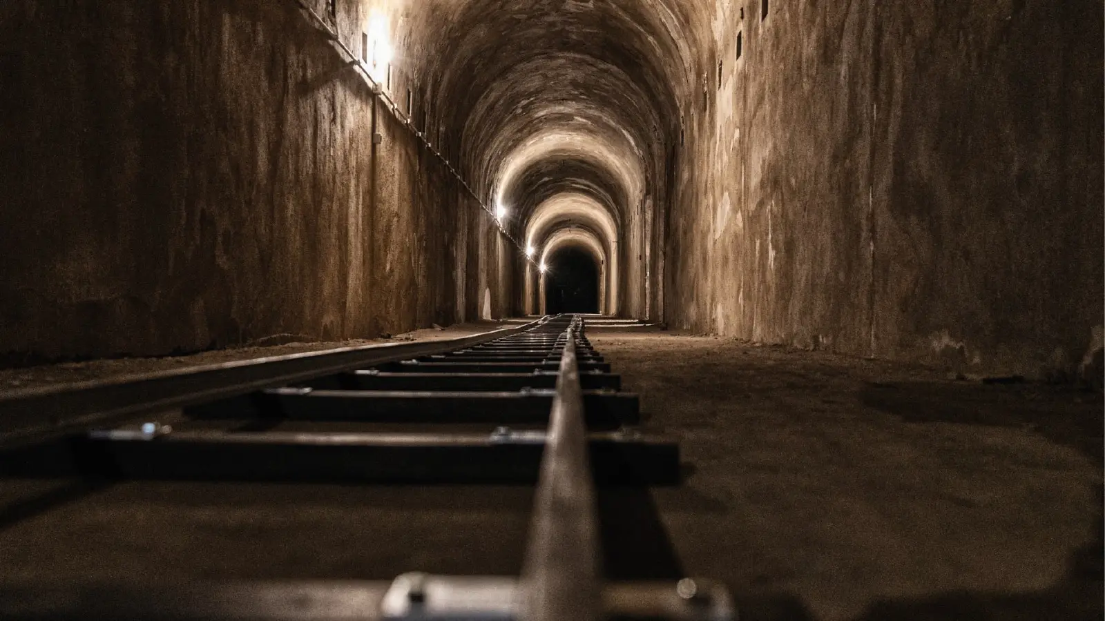 Dettaglio della rotaia del Trenino Decauville presente nel Bunker