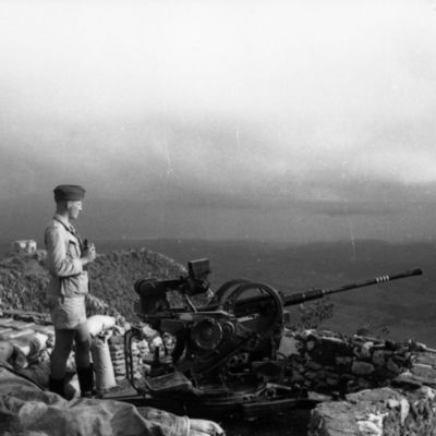 Immagine della Seconda Guerra Mondiale, soldato sulle vette del Soratte con contraerea